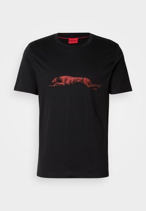 Schwarzes Baumwoll-T-Shirt mit einer roten Silhouette eines laufenden Hundes. Rundhalsausschnitt mit minimalistischem Stil und Hugo-Logo.