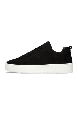 Zwarte lage suède sneaker met zwarte veters en een dikke witte rubberen zool op een witte achtergrond.
