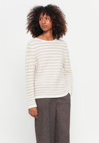 Leichtes, gestreiftes Langarm-T-Shirt in Creme und Taupe mit rundem Halsausschnitt und lockerer Passform. Weicher Stoff mit feiner Textur.