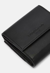 Czarny skórzany portfel o fakturowanym wykończeniu, złożony z designu i wytłoczonym logo marki z przodu. Kompaktowy i minimalistyczny styl.