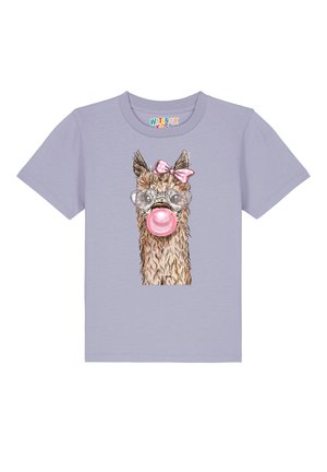 Lila Baumwoll-T-Shirt mit einer grafischen Illustration eines Lamas mit Brille und einer pinken Schleife, das an Kaugummi kaut. Kurzarm, Rundhalsausschnitt.