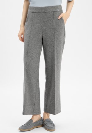 Graue weite Hosen aus weichem Stoff mit hohem Bund und seitlichen Taschen, einer dezenten Textur und ohne sichtbare Muster oder Akzente.