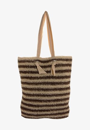 Bolsa de mano de tejido con rayas alternas en marrón oscuro y beige claro. Presenta asas de tela beige y detalles atados en la parte superior.
