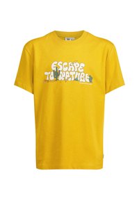 Camiseta de algodón amarilla con un estampado gráfico que dice "ESCAPA A LA NATURALEZA" y con ilustraciones de temática desértica. Manga corta, cuello redondo.