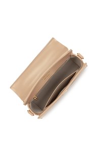 Clutch in pelle di colore beige chiaro, con una texture liscia, chiusura con zip superiore e scomparti interni multipli per un'organizzazione ottimale. Dettagli in hardware dorato.