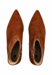 Stivali ankle in suede marrone con punta affusolata, chiusura con zip laterale e fodera interna liscia. Presentano un design minimalista e una forma angolare.