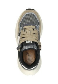Beige en grijze sneaker met een bovenwerk van mesh en suede, dikke witte zool, ronde veters en een logo op de tong. Gestructureerde accenten overal.