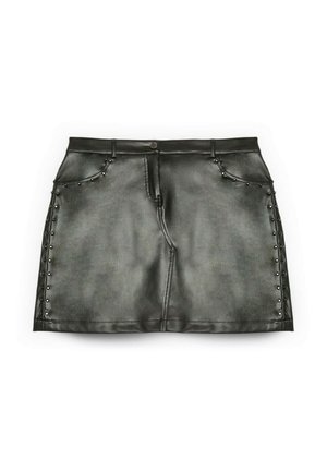 Mini gonna in pelle nera dalla forma dritta, con borchie decorative lungo le cuciture laterali e tasche frontali, rifinita con un bottone metallico.