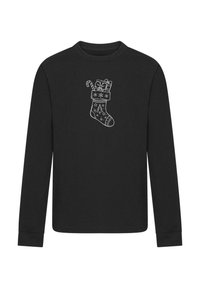 Schwarzes Langarm-T-Shirt mit einem weißen Grafikdesign, das einen Weihnachtsstrumpf zeigt, der mit Geschenken und einem Zuckerstange gefüllt ist, auf der Vorderseite.