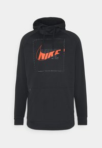 Felpa nera con cappuccio e tasca frontale, caratterizzata da un logo grafico Nike in arancione e grigio. Realizzata in tessuto morbido con cappuccio e polsini a costine.