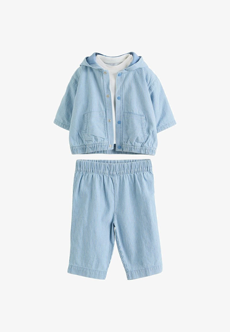 Blauw gestreepte kortärmige jas met knoopsluiting en twee voorzakken, gecombineerd met bijpassende shorts met elastische tailleband van dezelfde stof.