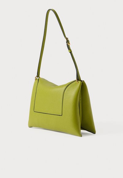 Grøn læderhåndtaske med tekstur, struktureret form, justerbar rem og en frontlomme med kontrasterende syning.