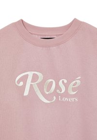 Felpa rosa con scollo rotondo. Presenta la scritta bianca ricamata "Rosé Lovers" in diversi stili di carattere. Tessuto morbido.