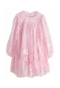 Vaaleanpunainen tylli mekko, jossa on pitkät puffihihat, kukka-ommeltuja yksityiskohtia, kerätty vyötärö ja kerroksellinen helma. Mekossa on pyöreä pääntie ja takana napitus.