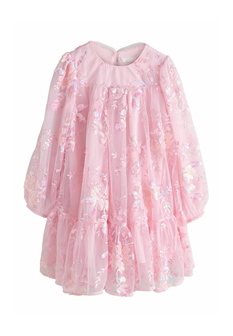 Vaaleanpunainen tylli mekko, jossa on pitkät puffihihat, kukka-ommeltuja yksityiskohtia, kerätty vyötärö ja kerroksellinen helma. Mekossa on pyöreä pääntie ja takana napitus.