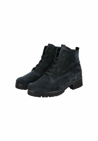 Bottines en daim gris foncé, avec un design à lacets noirs, bout rond et semelle en caoutchouc texturé avec un léger talon carré.
