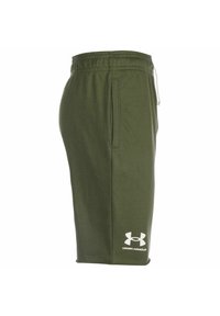Pantalones cortos verdes de algodón con cintura elástica, cordón ajustable, bolsillos laterales y un logo blanco de Under Armour en el dobladillo izquierdo. Textura suave.