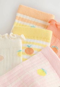 Cuatro pares de calcetines de colores pastel con patrones a rayas y pequeños motivos de frutas en tonos durazno, amarillo y naranja.