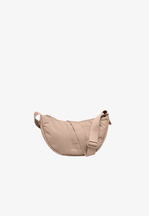 Beżowa torebka na ramię w kształcie półksiężyca z regulowanym paskiem i zapięciem na zamek, wykonana z pikowanego materiału.