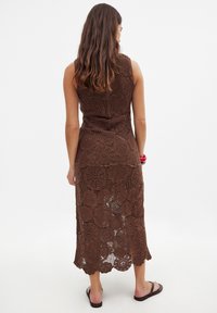NA-KD MIDI - Strickkleid - brown