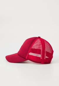 Rode pet met een stevige voorkant en een mesh achterkant, voorzien van een gebogen rand en een knop bovenop; gladde textuur met gestructureerde ontwerpelementen.