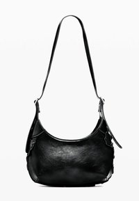 Čierna kožená ramenná taška s hladko zaobleným tvarom, nastaviteľným popruhom a jemnými detailmi prešívania na bokoch.