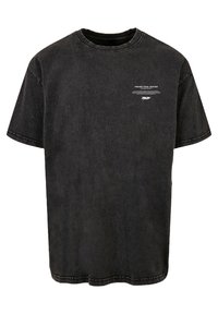 Sort bomulds t-shirt med rund hals og korte ærmer. Har kontrasterende hvid tekst foran og synlige syningsdetaljer.