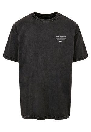 Fekete pamut, kerek nyakú póló rövid ujjal. Kontrasztos fehér szöveg látható az elején, valamint a varrás részletei is látszanak.