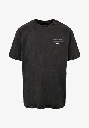 Fekete pamut, kerek nyakú póló rövid ujjal. Kontrasztos fehér szöveg látható az elején, valamint a varrás részletei is látszanak.