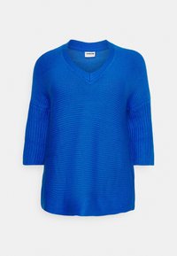 Blå stickad tröja med V-ringning, trekvartsärmar och en lös passform. Texturen har ett ribbat mönster över hela plagget.