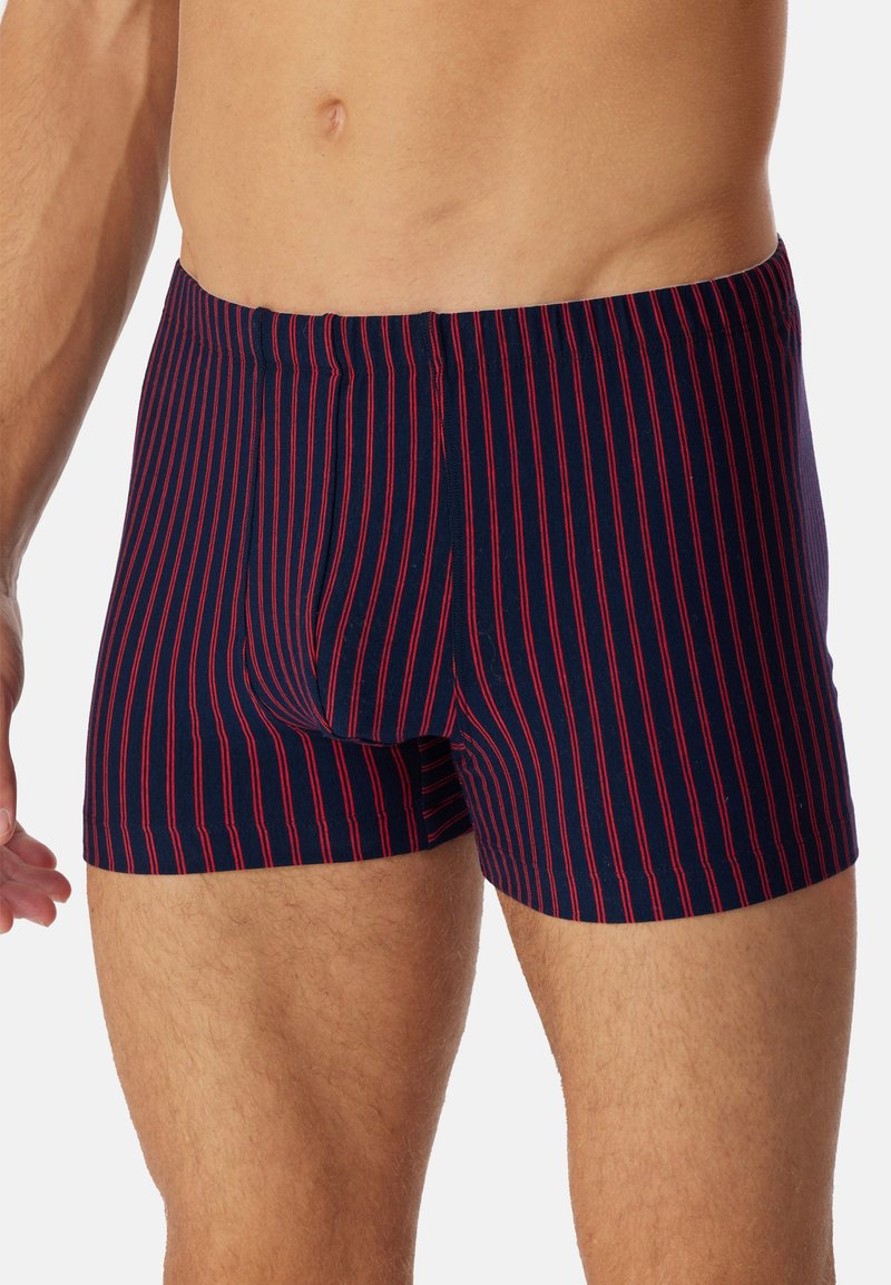 Boxers pour hommes en coton bleu foncé avec des rayures verticales rouges, présentant une coupe ajustée et une ceinture douce.