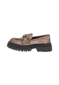 Mocassins en velours marron avec une semelle en caoutchouc noir épais, présentant une boucle en argent décorative sur le dessus et une finition texturée.