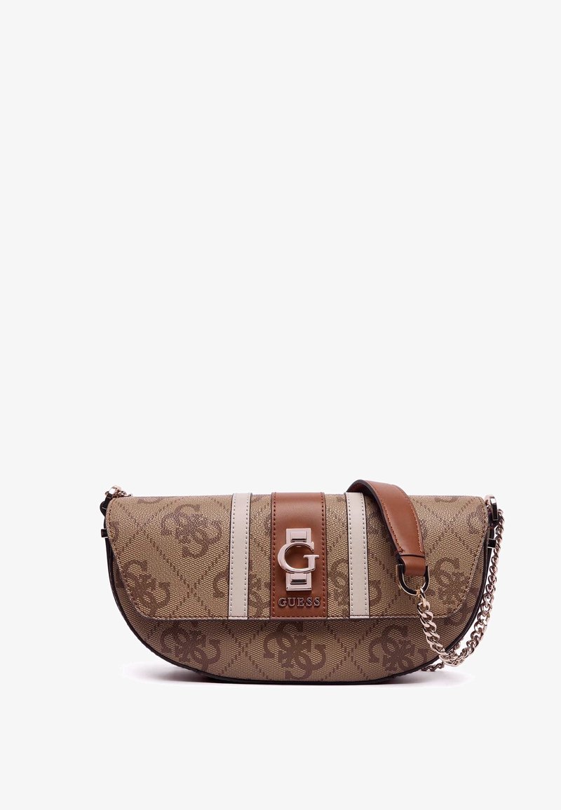 Bolso marrón con un patrón, de forma curva, que cuenta con una correa de cuero marrón, herrajes de plata y un acento con el logo en la parte delantera.