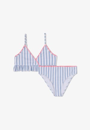 Maillot de bain deux pièces à rayures verticales bleu et blanc, avec bordure triangulaire rose, ourlet supérieur à volants et fines bretelles.