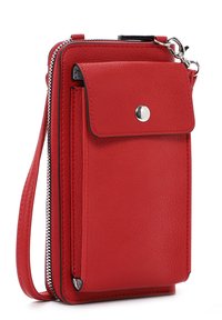 Rote Lederbörse mit Reißverschluss, einer Vorderseite mit Druckknopf-Fach und einem abnehmbaren Trageriemen. Mit strukturiertem Oberflächenmaterial und silbernen Hardware-Akzenten.