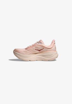 Sapatilha de corrida rosa clara com um upper em malha respirável, colarinho acolchoado e sola texturizada. Apresenta uma entressola curva e acolchoada para suporte.