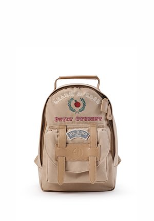 Piccolo zaino beige con tasca frontale, manico superiore e toppe con le scritte “Learn & Grow”, “Petit Student” e “BY.KAM Club.”