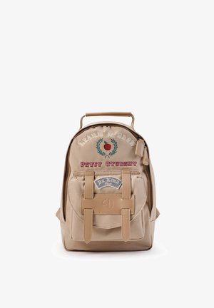 Piccolo zaino beige con tasca frontale, manico superiore e toppe con le scritte “Learn & Grow”, “Petit Student” e “BY.KAM Club.”