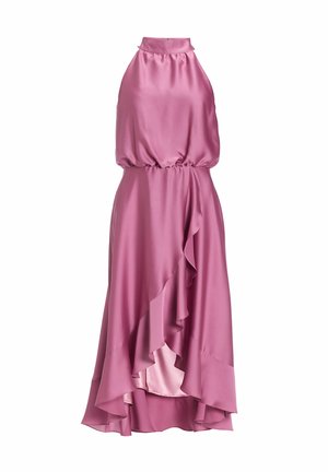 Abito halter in satin rosa con vita elastica, caratterizzato da un collo alto e rouches che scendono lungo l'orlo della gonna.