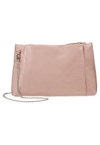 Světle růžová kabelka z umělé kůže s krokodýlím vzorem, se stříbrným řetízkovým popruhem a zipovým uzávěrem. Plochý obdélníkový tvar a hladká textura.
