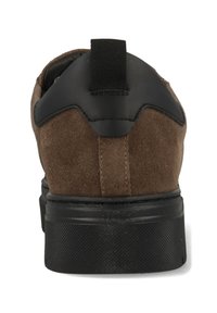 Bruine suède sneaker met een zwarte leren hak, een geprofileerde zwarte rubberen zool en een stoffen trekband op de achterkant voor gemakkelijk aan- en uittrekken.