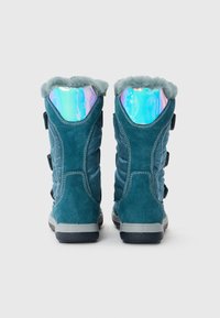 Teal vinterstøvler har en myk, faux fur krage, en skinnende iridens bakside og tre svarte borrelåsremmer for enkel justering.
