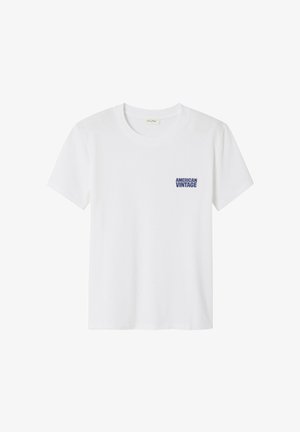 Biely bavlnený tričko s okrúhlym výstrihom, krátkymi rukávmi a modrým logom "AMERICAN VINTAGE" na ľavej strane hrudníka. Hladká textúra.