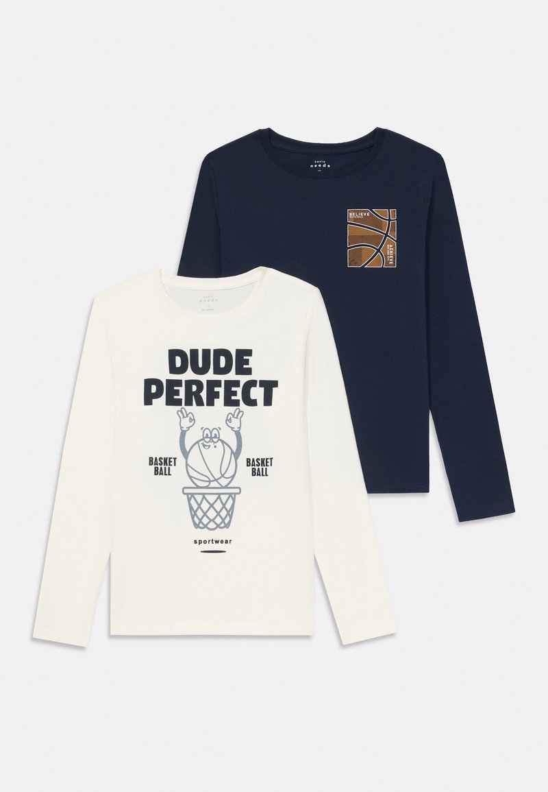 Kaks pikka varrukaga särki, üks valge, millel on "DUDE PERFECT" ja joonistatud korvpalligraafika, ja üks tumesinine, millel on rindkere piirkonnas väike korvpalliväljak.