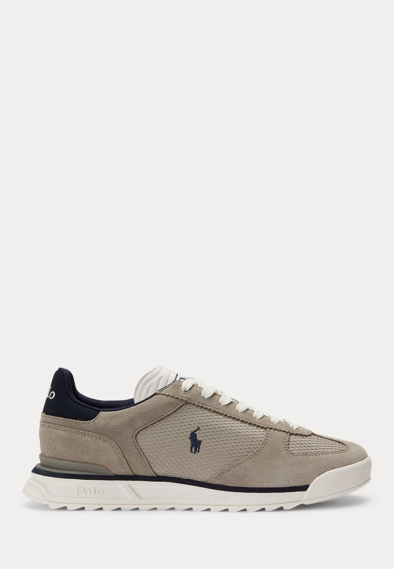 Παπούτσι Polo casual μπεζ και ναυτικό μπλε με λευκή σόλα, επάνω μέρος από δίχτυ και σουέντ, κλείσιμο με κορδόνια και λογότυπο Polo στο πλάι και στη φτέρνα.