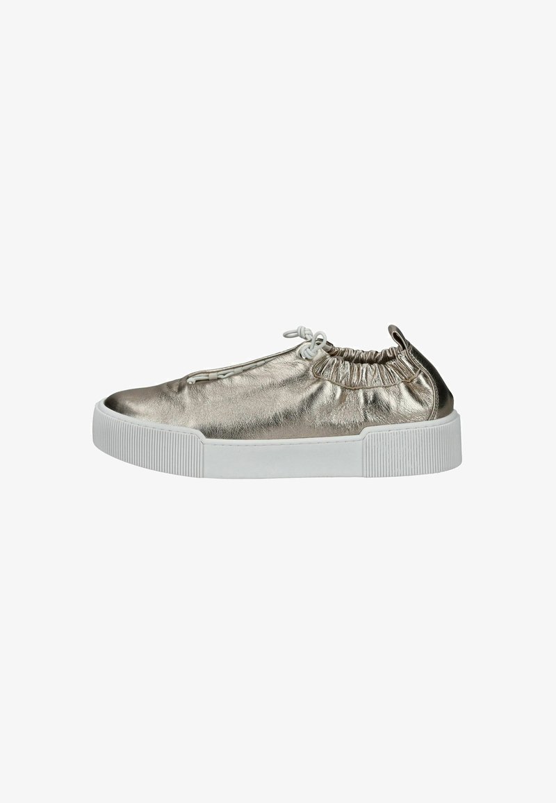 Metallisch silberner Sneaker mit elastischem, gerafftem Knödes-Design, weißer Gummisohle und strukturiertem Obermaterial. Schnürsenkellose Verschluss für müheloses An- und Ausziehen.