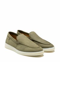 Olivengroene instapschoenen van suede, met een zachte textuur, ronde neus en een witte rubberen zool. Eenvoudige stikselaccenten benadrukken het ontwerp.