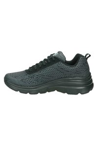 Scarpa sportiva nera con tomaia in rete testurizzata, punta rotonda e colletto imbottito. Suola in gomma spessa con un leggero tacco e un linguetta posteriore per una facile calzata.