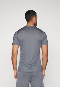 Nike Performance TOP  - Camiseta deportiva - iron grey/black/sunset pulse