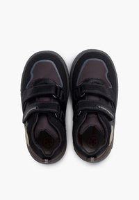 Scarpe sportive nere con accenti grigi, materiale sintetico, doppie cinghie in velcro e suole in gomma con grip. Fodera interna grigio scuro.